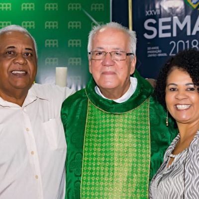 O diretor de Patrimônio Carlos Roberto e esposa com o Pe. Ildeo