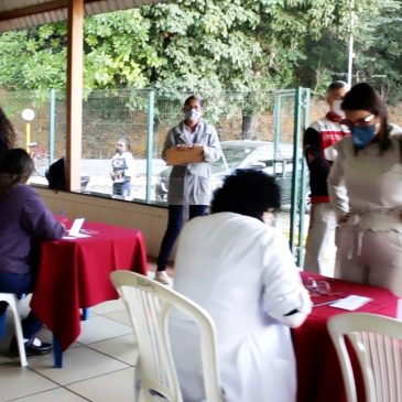 Moradores da Regional 2 recebem vacinas contra Covid na AAPI.