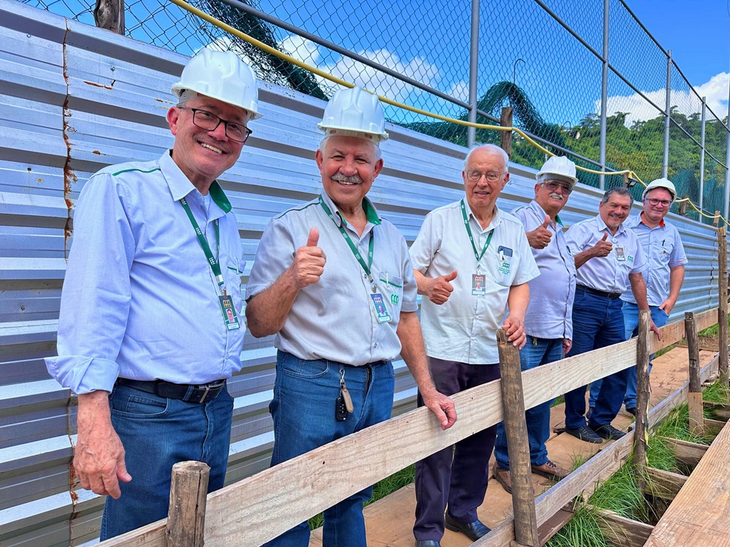 Joaquim Cândido acompanha concretagem da piscina de hidroterapia e anuncia novas obras na rede de saúde